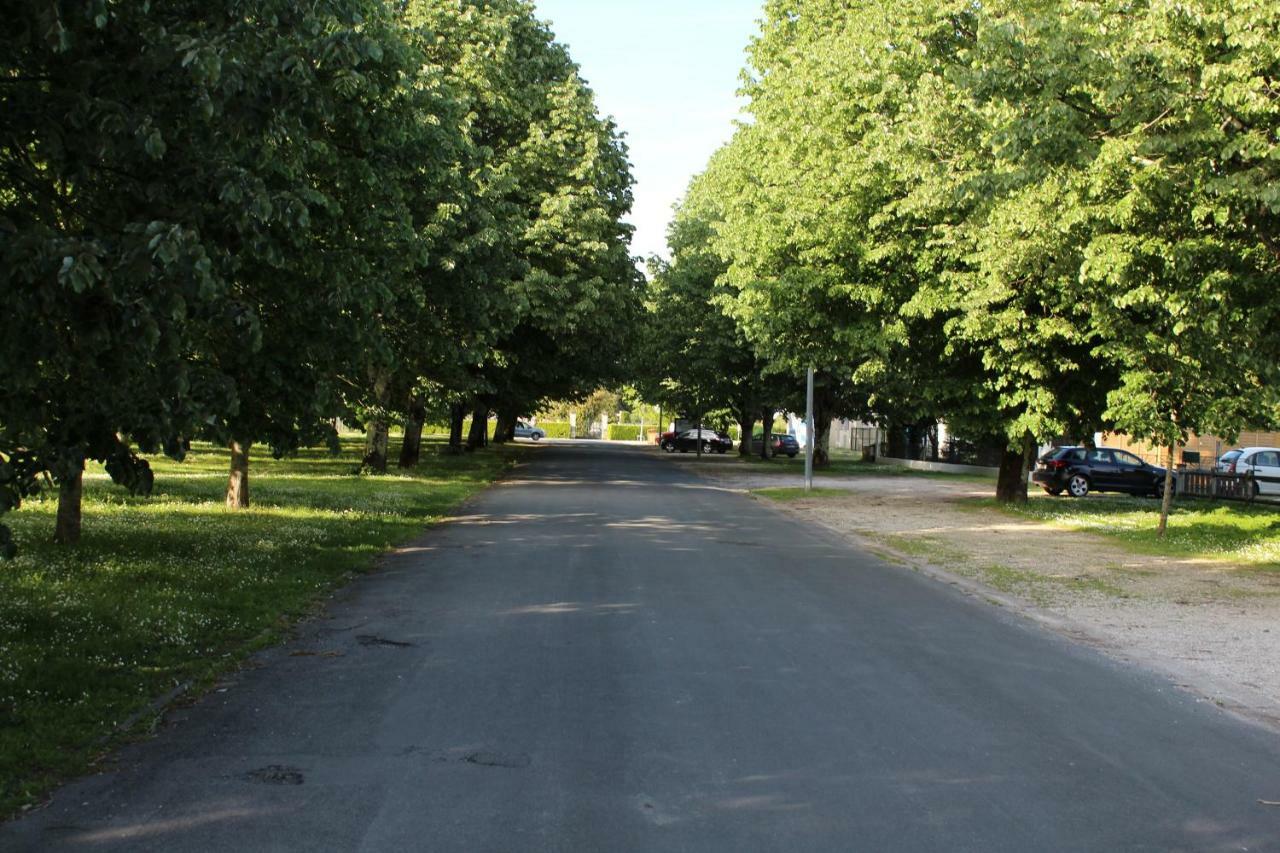 Les Tresors De Lizzie Otel Coutras Dış mekan fotoğraf